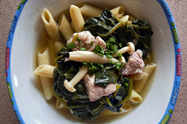 Baby spinach and pork soup with penne